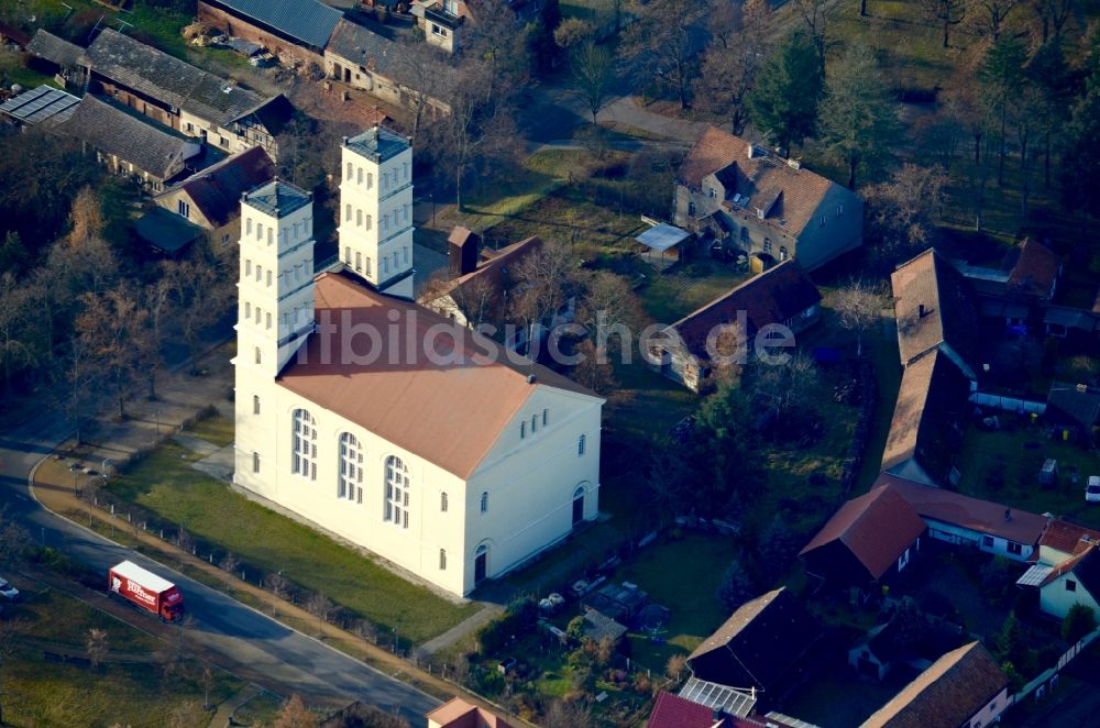 Luftbild Straupitz - Kirchengebäude in der Dorfmitte in Straupitz im Bundesland Brandenburg, Deutschland