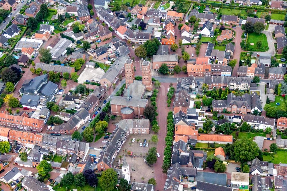 Uedem aus der Vogelperspektive: Kirchengebäude in der Dorfmitte in Uedem im Bundesland Nordrhein-Westfalen, Deutschland
