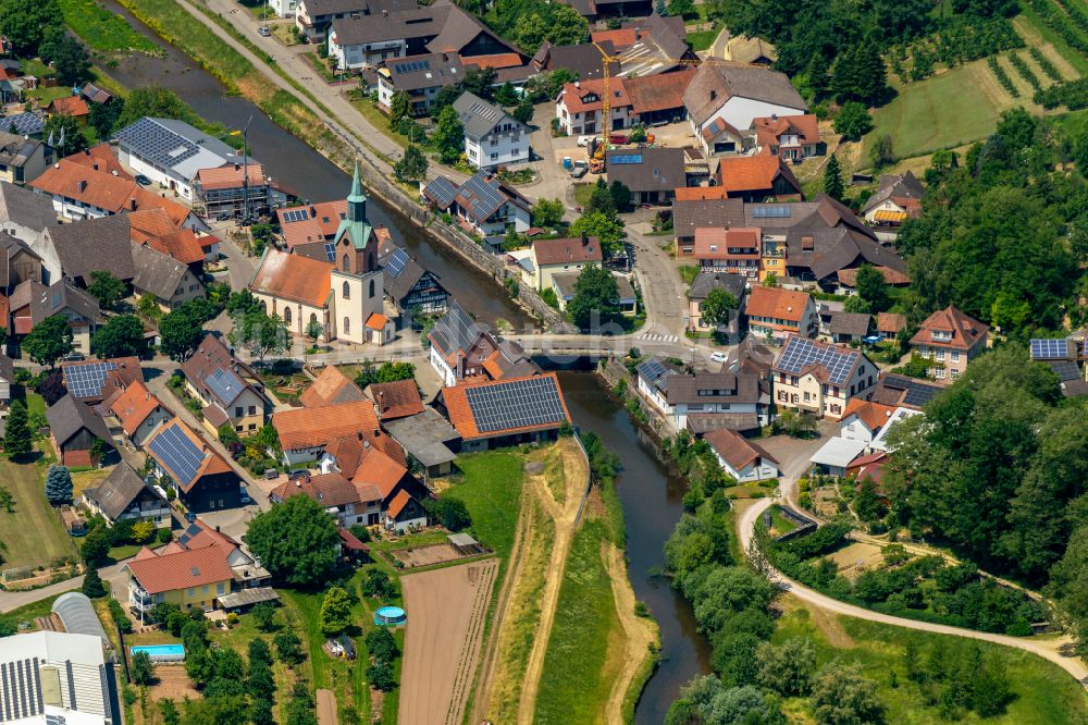 Luftbild Renchen - Kirchengebäude in der Dorfmitte am Ufer der Rench im Ortsteil Erlach in Renchen im Bundesland Baden-Württemberg, Deutschland