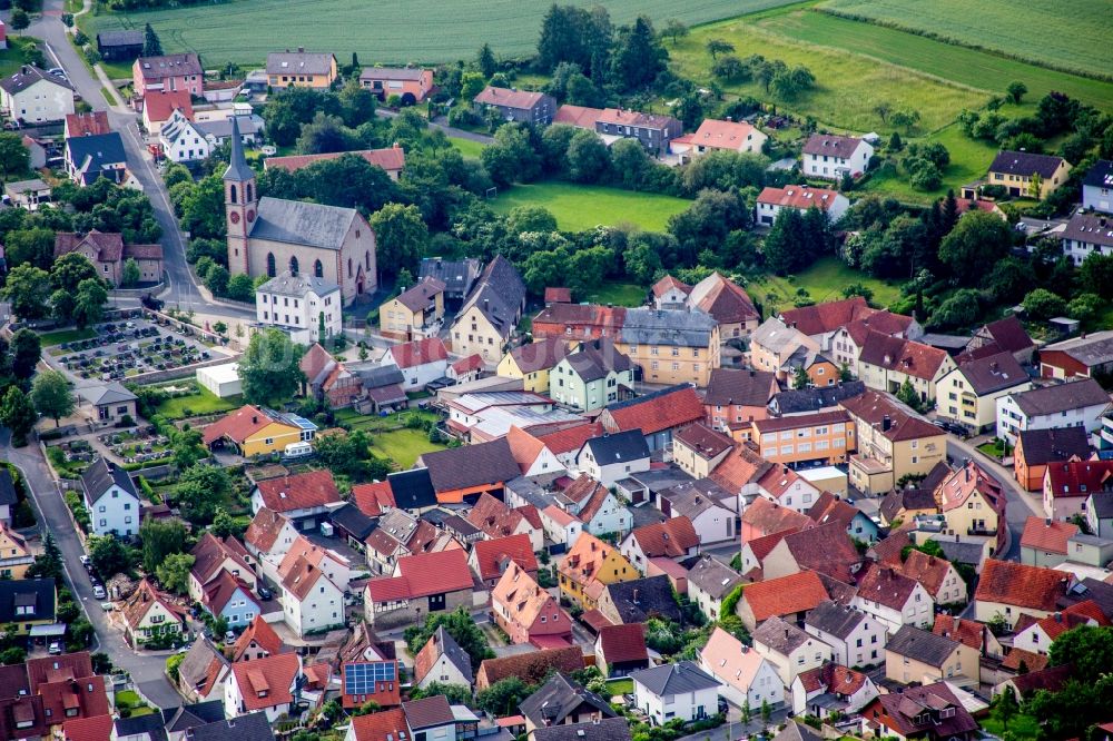 Waldbrunn aus der Vogelperspektive: Kirchengebäude in der Dorfmitte in Waldbrunn im Bundesland Bayern, Deutschland