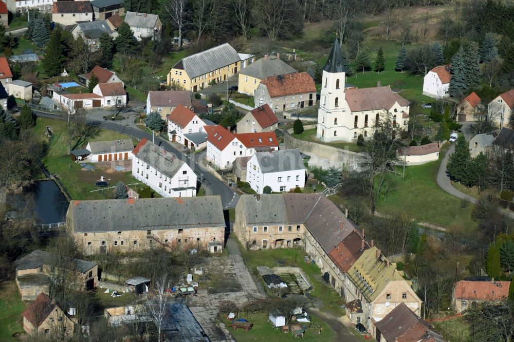 Luftbild Zschochau - Kirchengebäude in der Dorfmitte in Zschochau im Bundesland Sachsen
