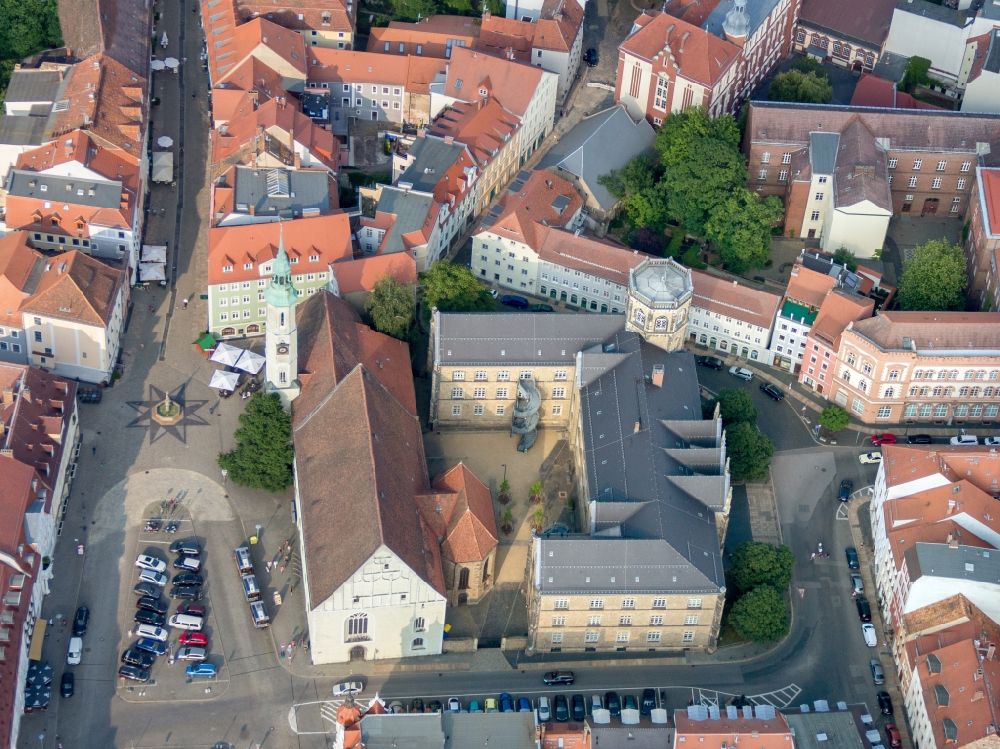 Görlitz von oben - Kirchengebäude der Dreifaltigkeitskirche am Obermarkt in Görlitz im Bundesland Sachsen, Deutschland