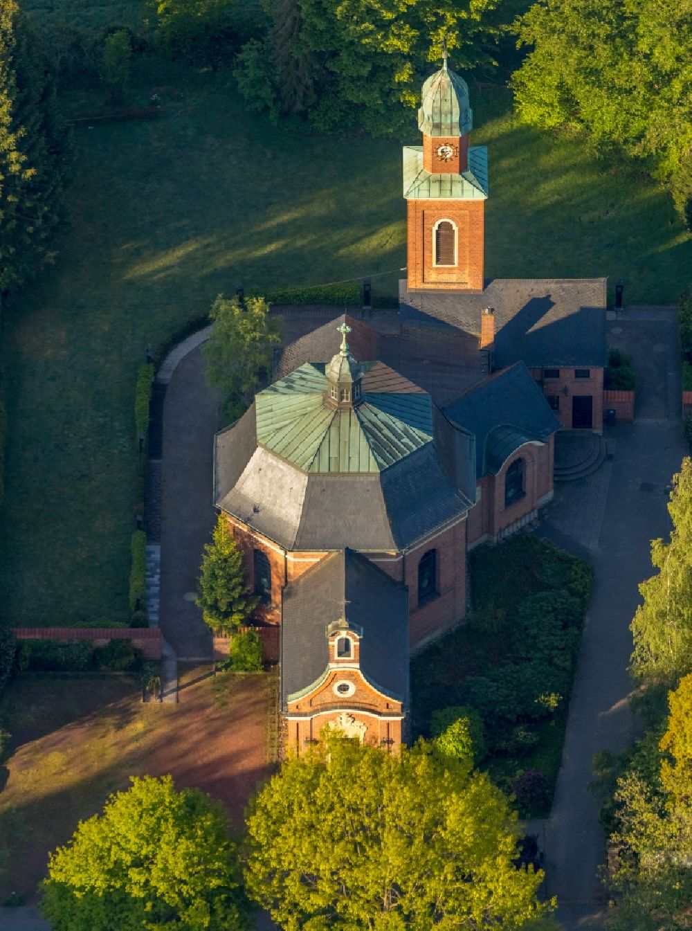 Luftaufnahme Münster - Kirchengebäude der Dyckburg-Kirche an der Dyckburgstraße in Münster im Bundesland Nordrhein-Westfalen, Deutschland