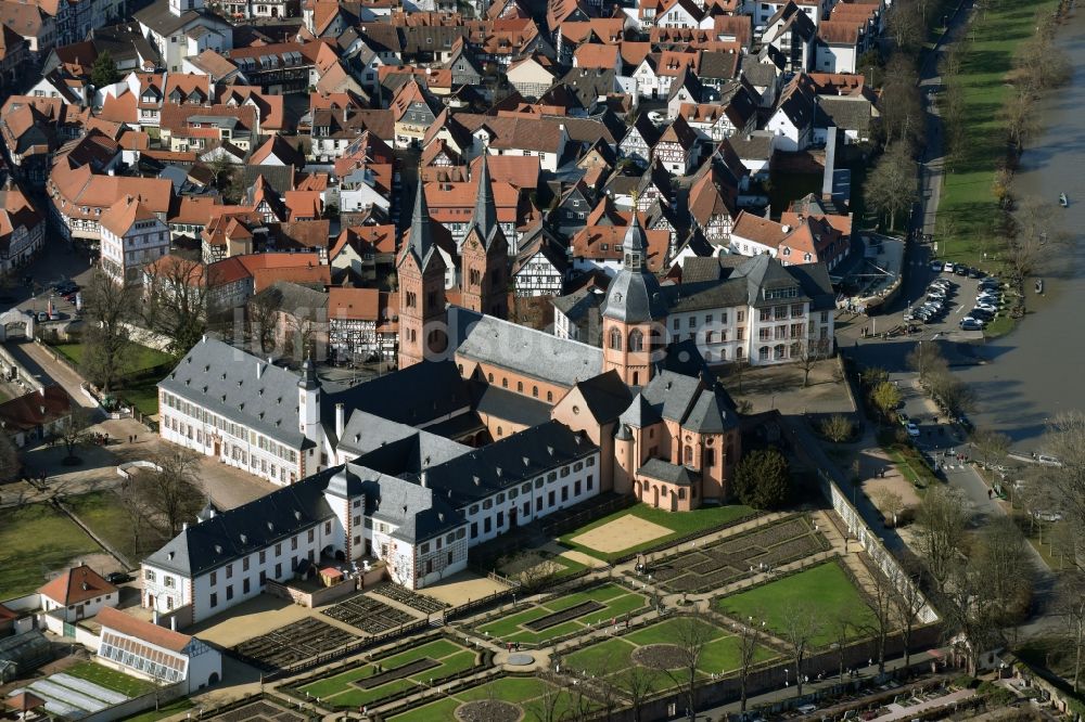 Luftaufnahme Seligenstadt - Kirchengebäude Einhardbasilika am Kloster an der Großem Maingasse in Seligenstadt im Bundesland Hessen