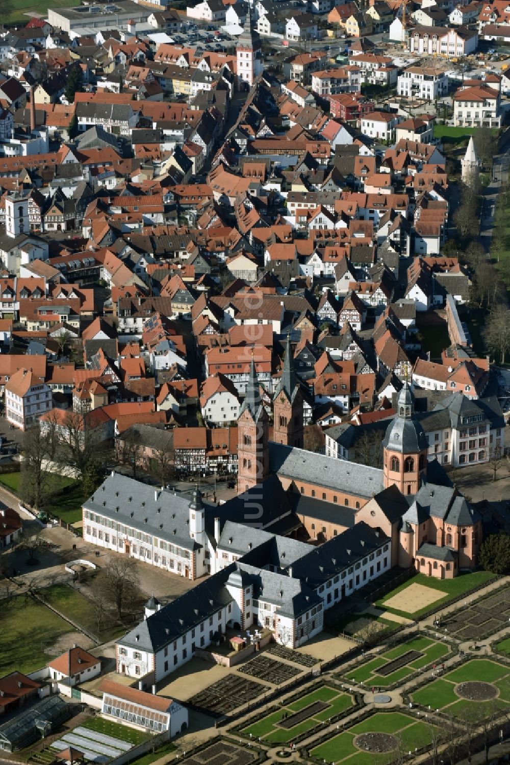 Seligenstadt von oben - Kirchengebäude Einhardbasilika am Kloster an der Großem Maingasse in Seligenstadt im Bundesland Hessen