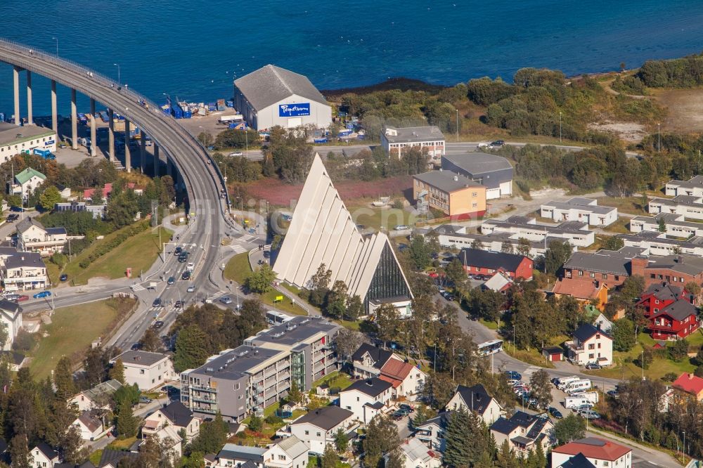 Luftbild Tromsö - Kirchengebäude der Eismeerkathedrale am Hans Nilsens vei in Tromsö in Troms, Norwegen