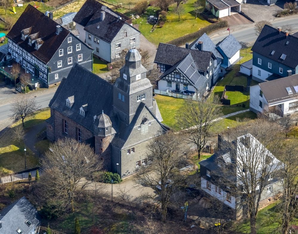 Luftaufnahme Erndtebrück - Kirchengebäude in Erndtebrück im Bundesland Nordrhein-Westfalen, Deutschland