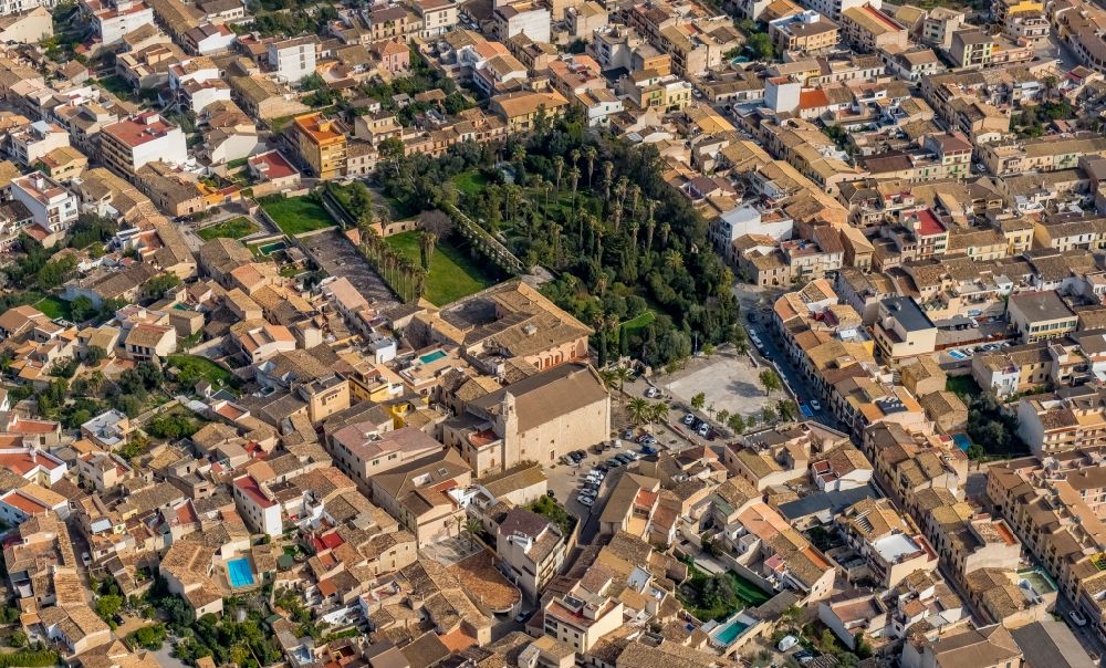 Luftaufnahme Lloseta - Kirchengebäude Esglèsia de Lloseta und Palmengarten in Lloseta in Balearische Insel Mallorca, Spanien