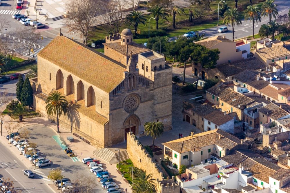 Alcudia von oben - Kirchengebäude der Església de Sant Jaume d'Alcúdia am Plaça de Jaume Ques in Alcudia in Balearische Insel Mallorca, Spanien