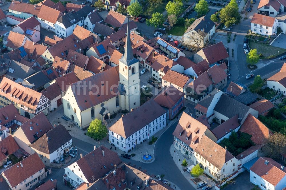 Luftaufnahme Sommerach - Kirchengebäude der St. Eucharius in Sommerach im Bundesland Bayern, Deutschland