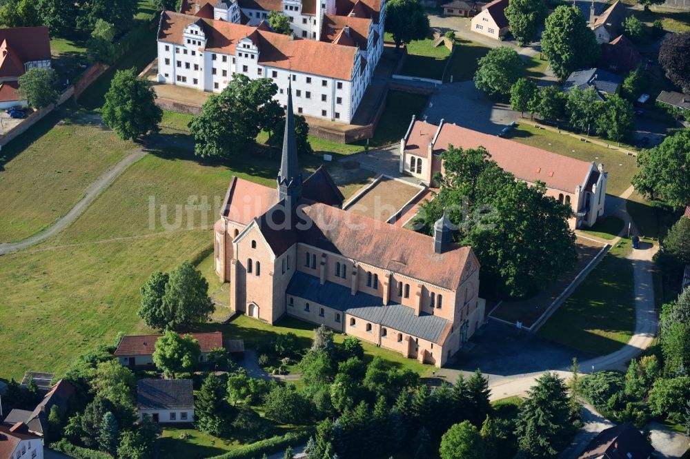 Doberlug-Kirchhain von oben - Kirchengebäude der Evang. Klosterkirche St. Marien Doberlug in Doberlug-Kirchhain im Bundesland Brandenburg, Deutschland