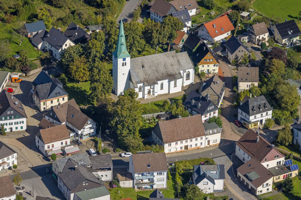 Herscheid aus der Vogelperspektive: Kirchengebäude Evangelische Apostelkirche in Herscheid im Bundesland Nordrhein-Westfalen, Deutschland