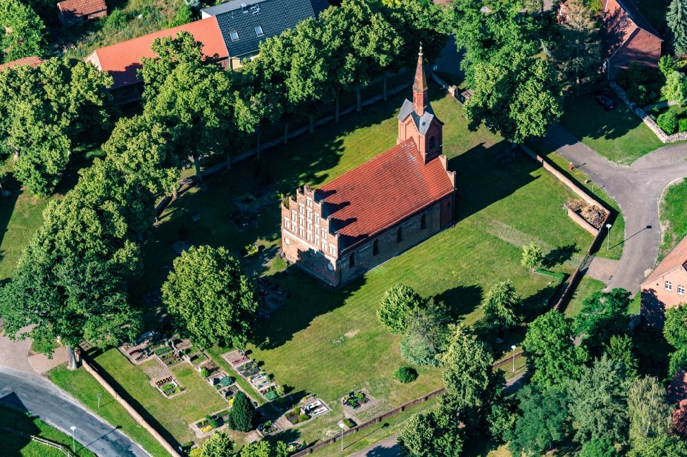 Quitzöbel aus der Vogelperspektive: Kirchengebäude Evangelische Kirche in Quitzöbel im Bundesland Brandenburg, Deutschland