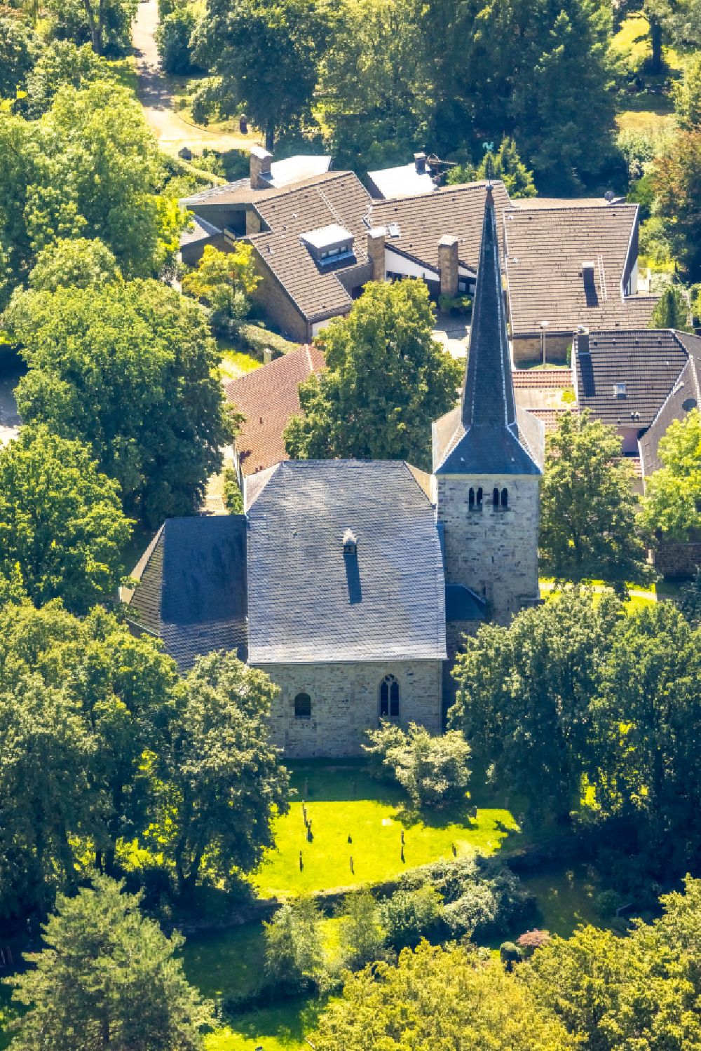 Bochum aus der Vogelperspektive: Kirchengebäude Evangelische Kirchengemeinde Stiepel in Bochum im Bundesland Nordrhein-Westfalen, Deutschland