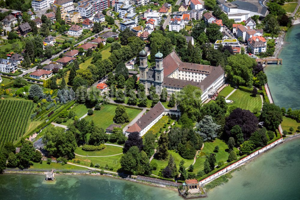 Luftaufnahme Friedrichshafen - Kirchengebäude der Evangelische Schlosskirche in Friedrichshafen im Bundesland Baden-Württemberg, Deutschland