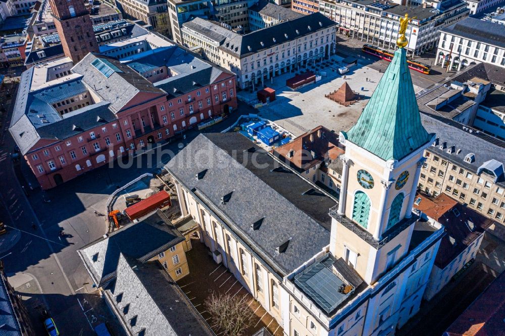 Luftaufnahme Karlsruhe - Kirchengebäude Evangelische Stadtkirche im Altstadt- Zentrum in Karlsruhe im Bundesland Baden-Württemberg, Deutschland