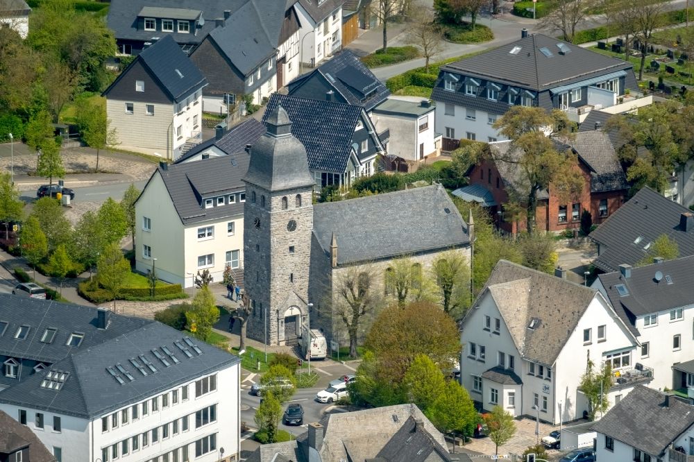 Luftaufnahme Brilon - Kirchengebäude Evangelische Stadtkirche in Brilon im Bundesland Nordrhein-Westfalen, Deutschland