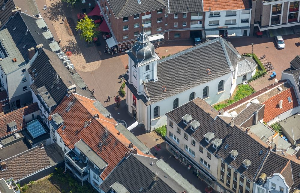 Luftbild Dinslaken - Kirchengebäude der Evangelische Stadtkirche Dinslaken im Altstadt- Zentrum in Dinslaken im Bundesland Nordrhein-Westfalen - NRW, Deutschland