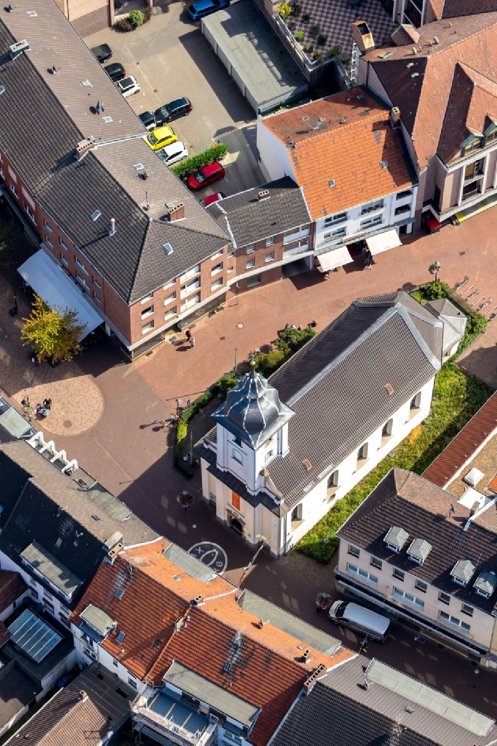 Luftaufnahme Dinslaken - Kirchengebäude der Evangelische Stadtkirche Dinslaken im Altstadt- Zentrum in Dinslaken im Bundesland Nordrhein-Westfalen - NRW, Deutschland