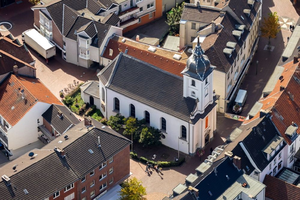 Luftbild Dinslaken - Kirchengebäude der Evangelische Stadtkirche Dinslaken im Altstadt- Zentrum in Dinslaken im Bundesland Nordrhein-Westfalen - NRW, Deutschland