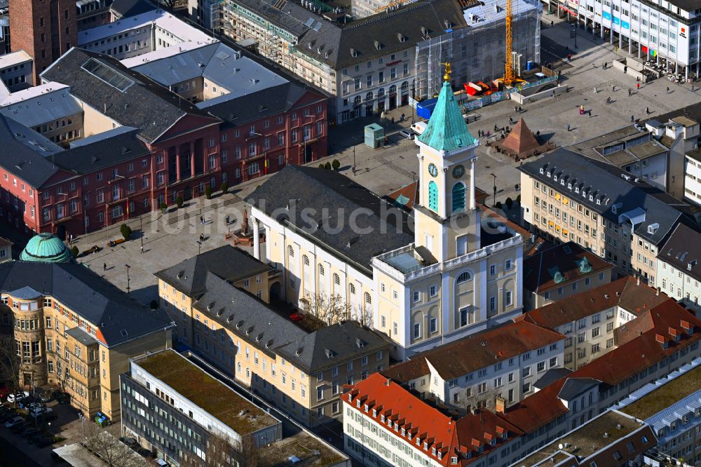 Luftaufnahme Karlsruhe - Kirchengebäude Evangelische Stadtkirche in Karlsruhe im Bundesland Baden-Württemberg, Deutschland