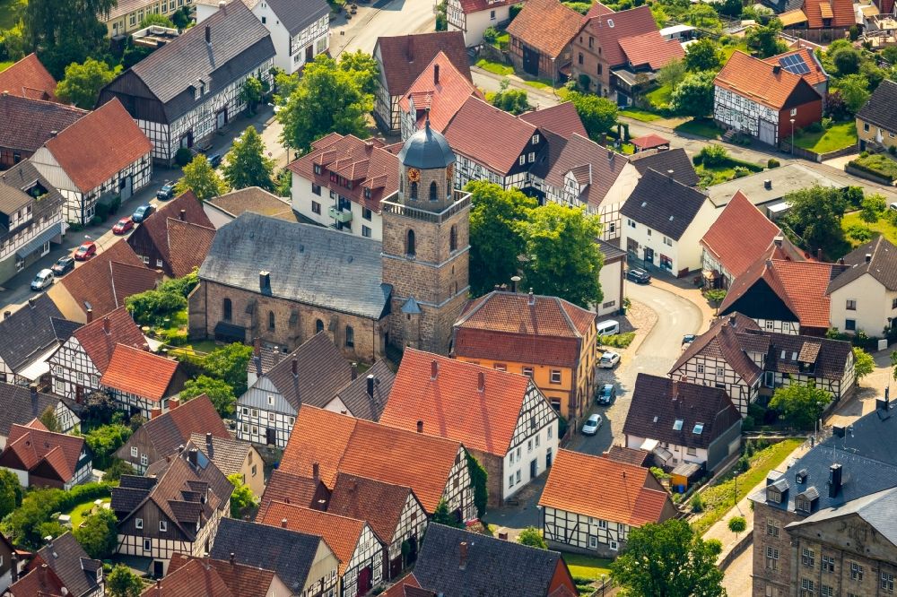 Luftbild Rhoden - Kirchengebäude der Evangelische Stadtkirche Rhoden in Rhoden im Bundesland Hessen, Deutschland