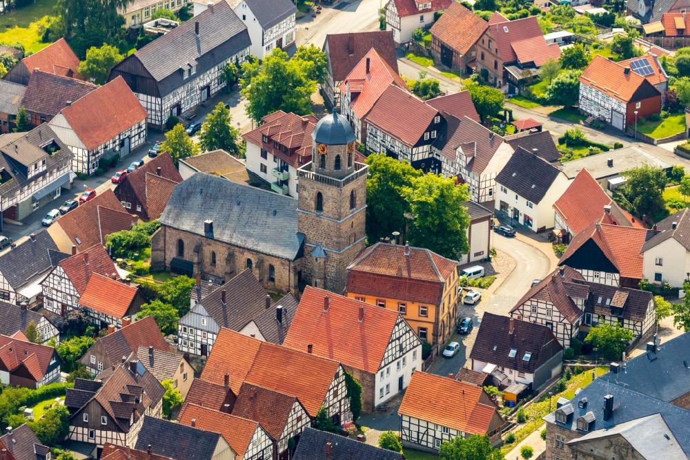 Luftaufnahme Rhoden - Kirchengebäude der Evangelische Stadtkirche Rhoden in Rhoden im Bundesland Hessen, Deutschland