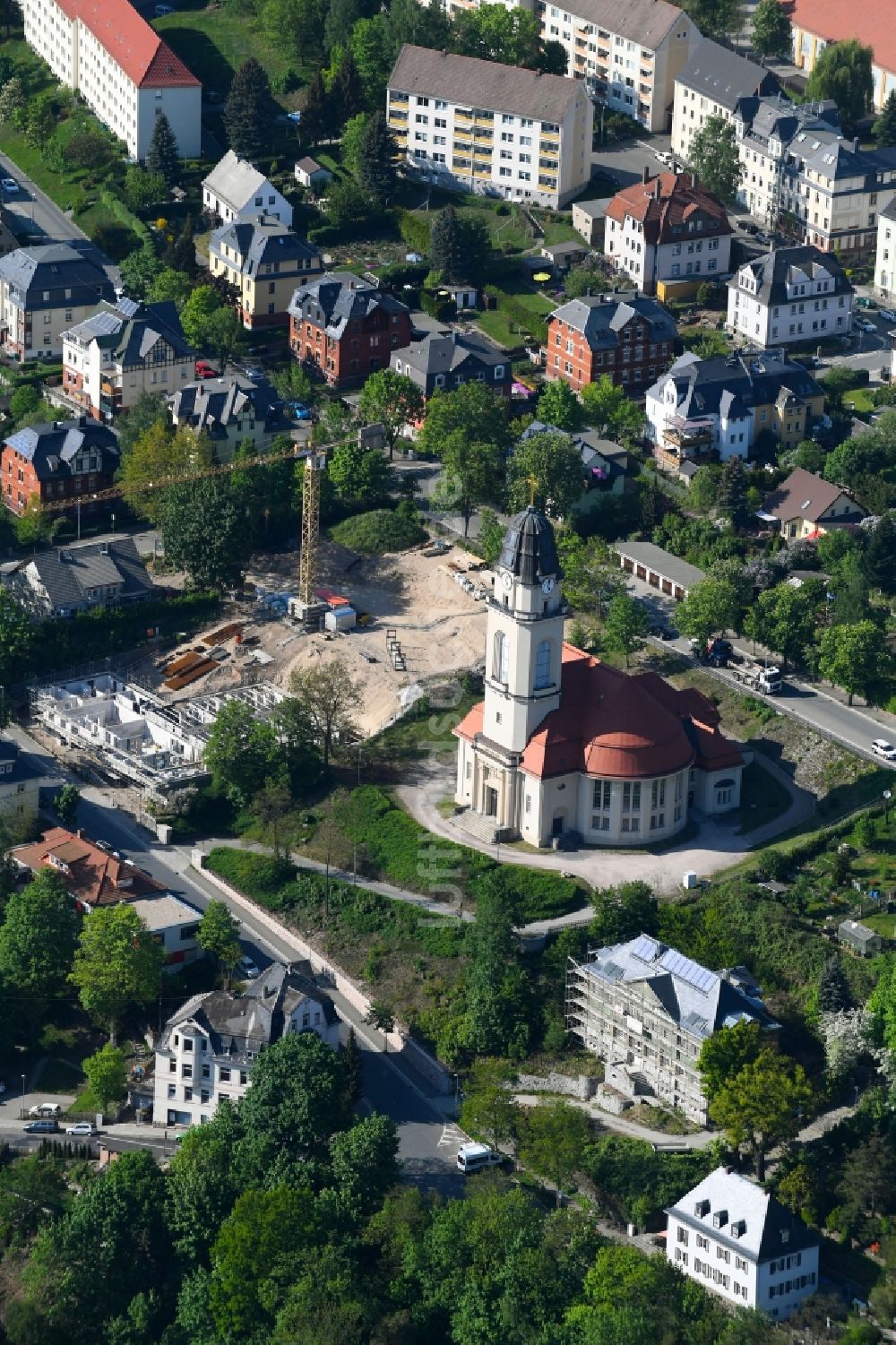 Luftaufnahme Aue - Kirchengebäude der evangelischen Friedenskirche Aue-Zelle in Aue im Bundesland Sachsen, Deutschland