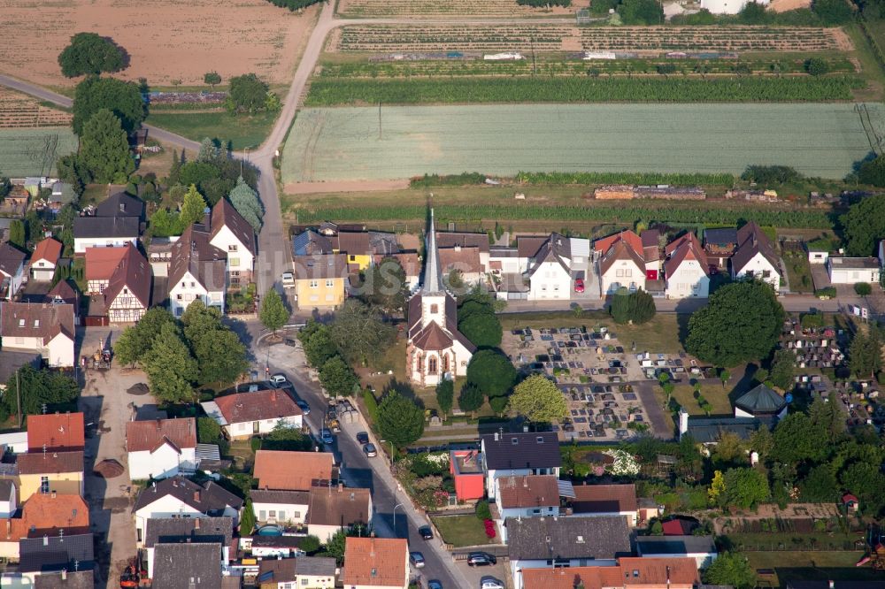 Luftbild Lustadt - Kirchengebäude der Evangelischen Kirche Unterdorf Lustadt in der Dorfmitte in Lustadt im Bundesland Rheinland-Pfalz, Deutschland