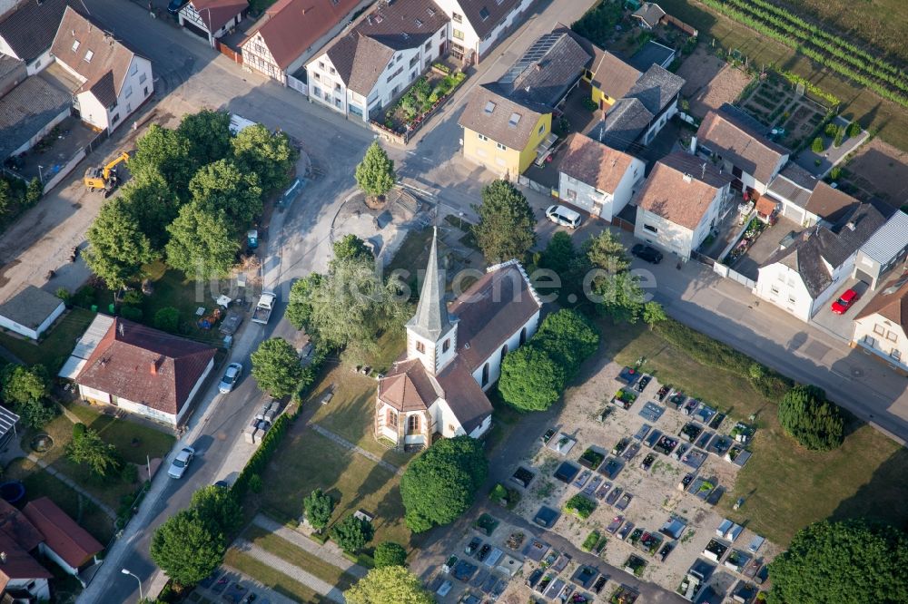 Luftaufnahme Lustadt - Kirchengebäude der Evangelischen Kirche Unterdorf Lustadt in der Dorfmitte in Lustadt im Bundesland Rheinland-Pfalz, Deutschland