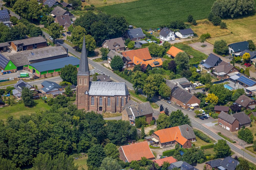 Hamminkeln von oben - Kirchengebäude der Evangelischen Kirche Werherbruch in Hamminkeln im Bundesland Nordrhein-Westfalen, Deutschland