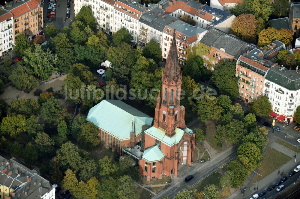 Berlin von oben - Kirchengebäude der evangelischen Kirchengemeinde Emmaus - Ölberg am Lausitzer Platz in der Skalitzerstraße in Berlin