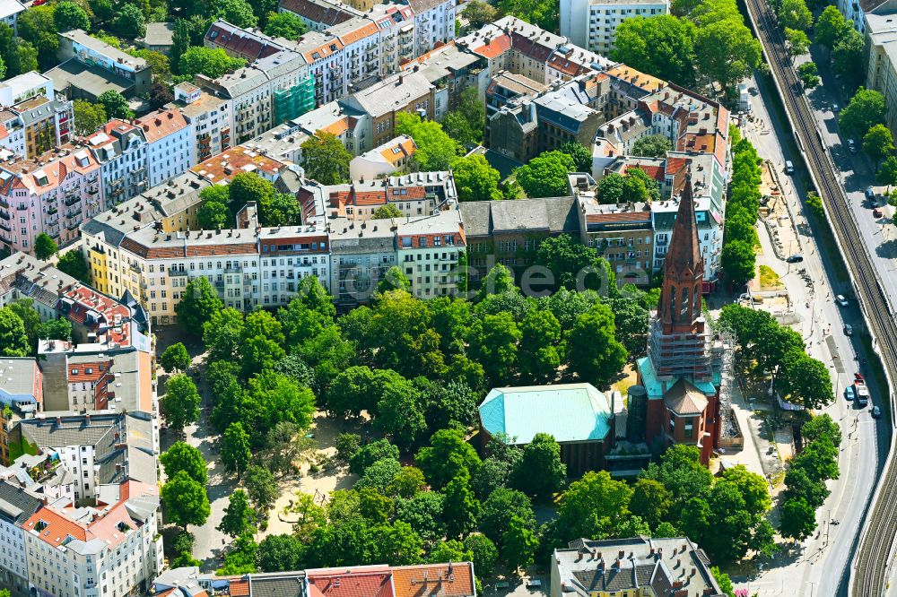 Luftaufnahme Berlin - Kirchengebäude der evangelischen Kirchengemeinde Emmaus - Ölberg am Lausitzer Platz in der Skalitzerstraße in Berlin