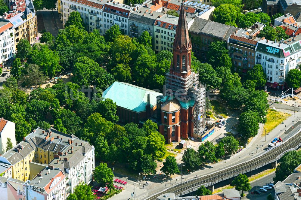 Berlin von oben - Kirchengebäude der evangelischen Kirchengemeinde Emmaus - Ölberg am Lausitzer Platz in der Skalitzerstraße in Berlin