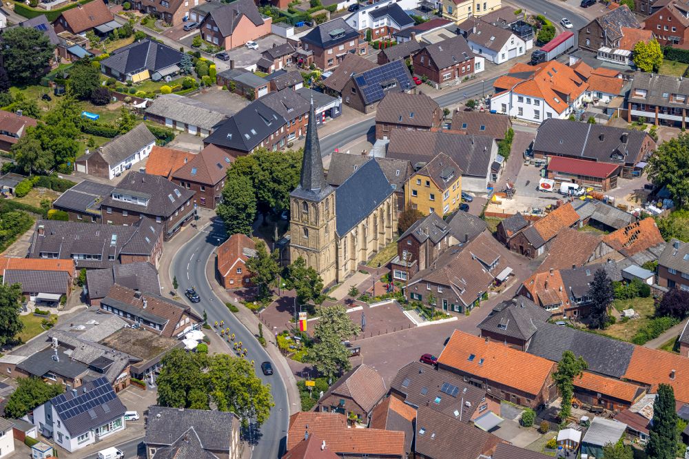 Luftaufnahme Brünen - Kirchengebäude der Evangelischen Kirchengemeinde An der Issel in Brünen im Bundesland Nordrhein-Westfalen, Deutschland