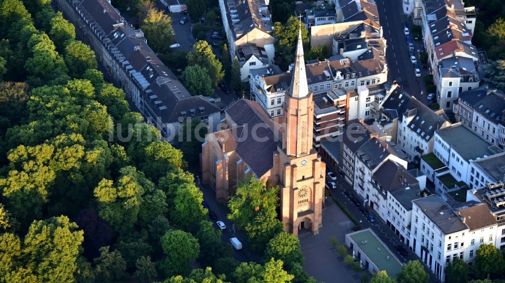 Bonn von oben - Kirchengebäude der Evangelischen Kreuzkirche Bonn im Bundesland Nordrhein-Westfalen, Deutschland