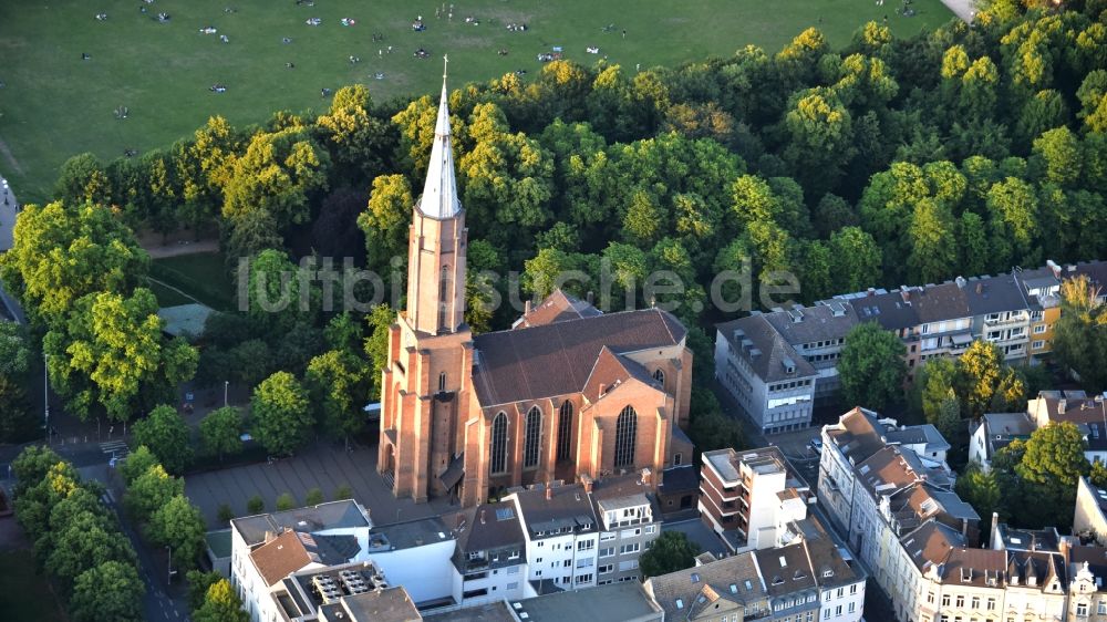 Bonn aus der Vogelperspektive: Kirchengebäude der Evangelischen Kreuzkirche Bonn im Bundesland Nordrhein-Westfalen, Deutschland