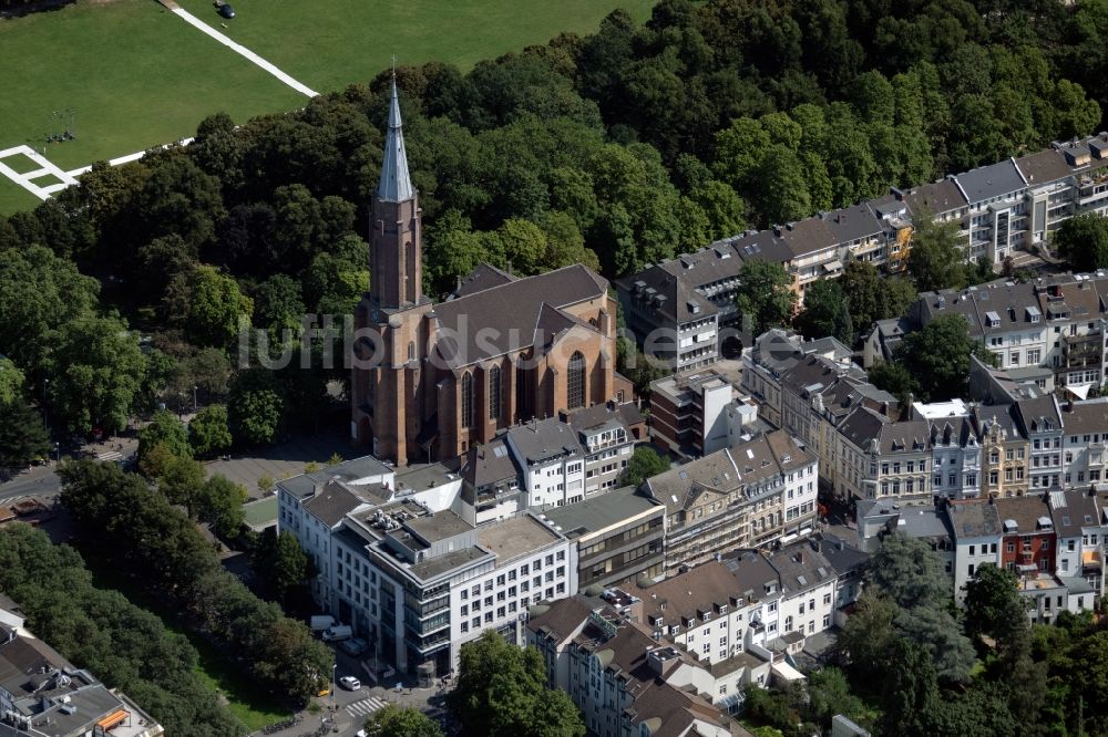 Bonn von oben - Kirchengebäude der Evangelischen Kreuzkirche Bonn im Bundesland Nordrhein-Westfalen, Deutschland