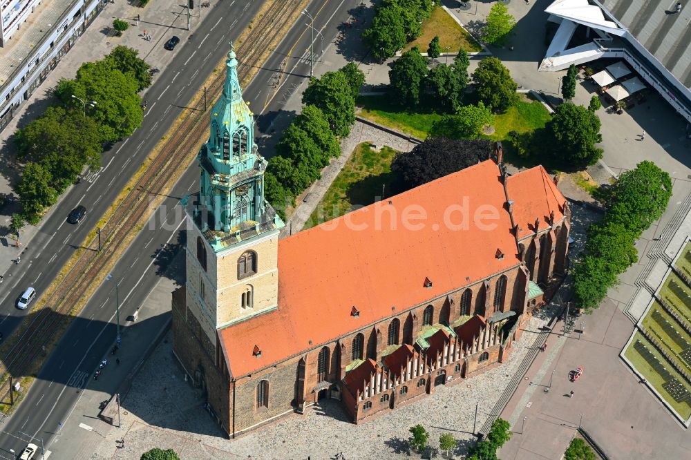 Berlin aus der Vogelperspektive: Kirchengebäude der evangelischen Sankt Marienkirche am Alexanderplatz in Berlin, Deutschland