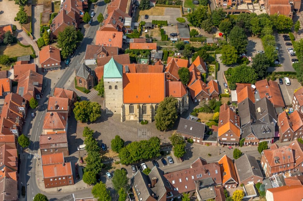 Everswinkel aus der Vogelperspektive: Kirchengebäude der in Everswinkel im Bundesland Nordrhein-Westfalen, Deutschland