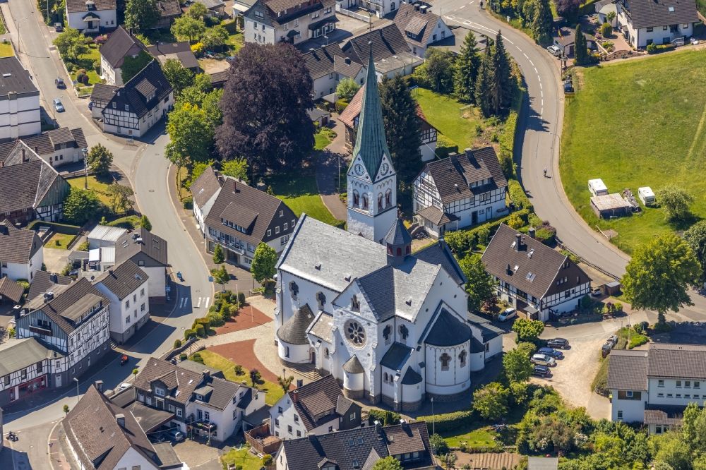 Luftbild Heggen - Kirchengebäude Am Feuerteich in Heggen im Bundesland Nordrhein-Westfalen, Deutschland
