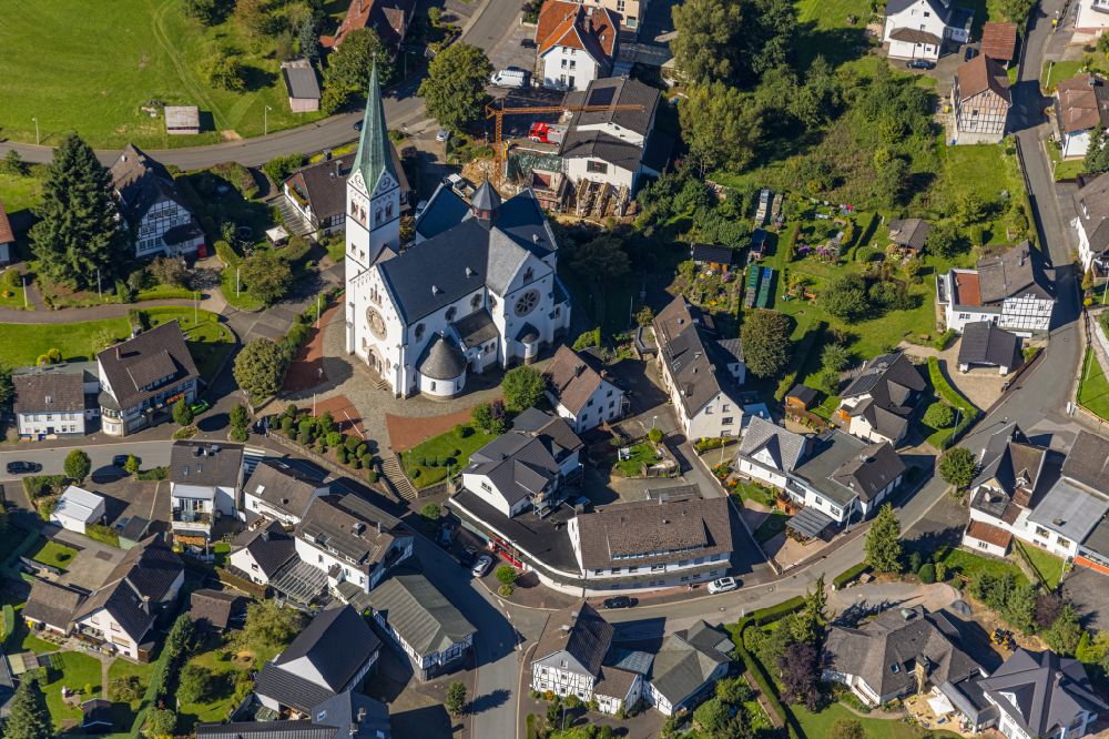 Heggen von oben - Kirchengebäude Am Feuerteich in Heggen im Bundesland Nordrhein-Westfalen, Deutschland