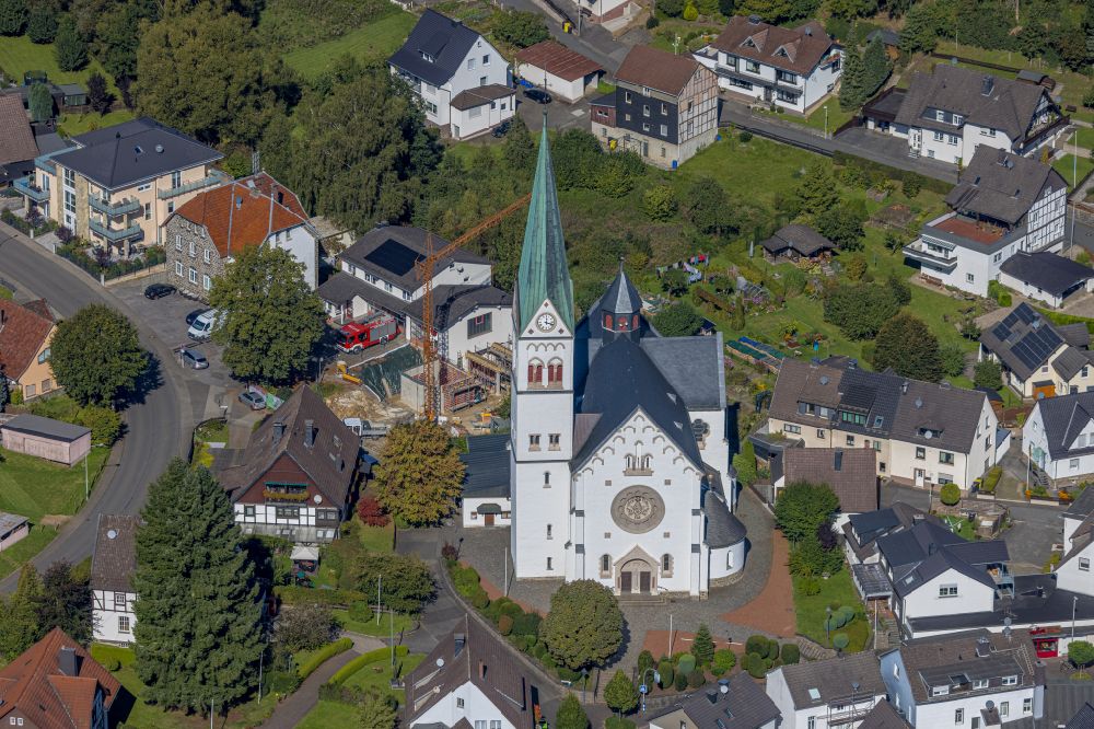 Heggen aus der Vogelperspektive: Kirchengebäude Am Feuerteich in Heggen im Bundesland Nordrhein-Westfalen, Deutschland