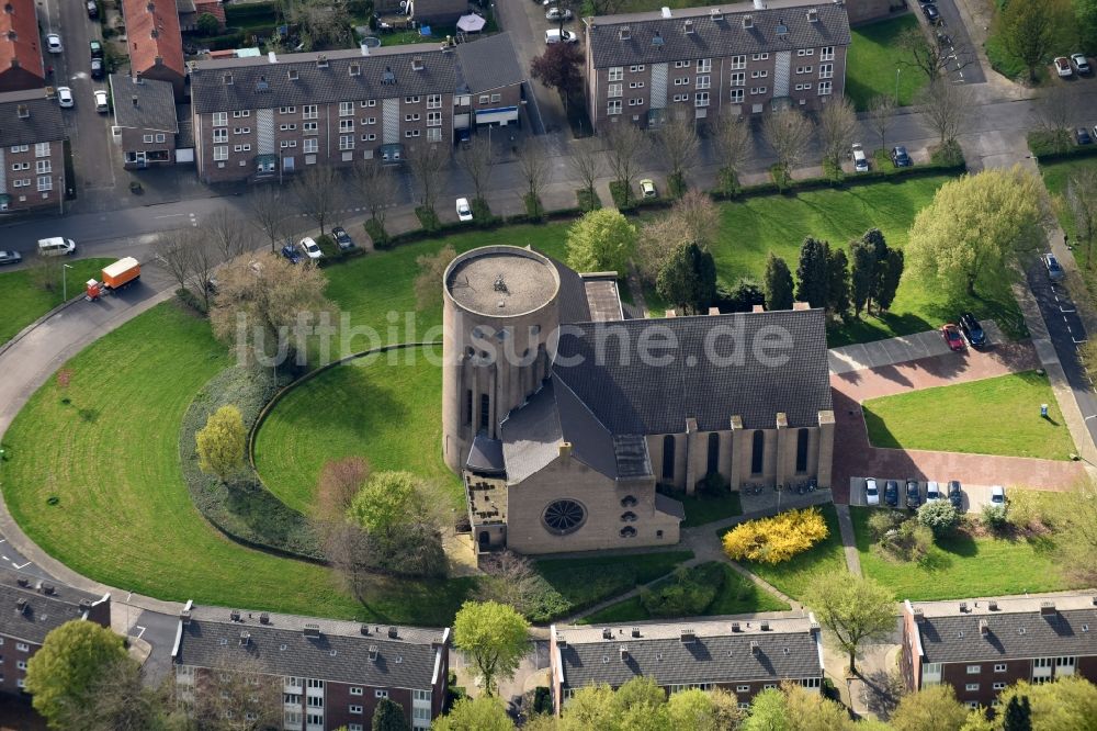 Luftaufnahme Maastricht - Kirchengebäude der Florasingel am Mariaberg in Maastricht in Limburg, Niederlande