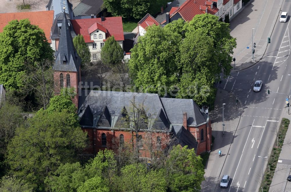 Luftaufnahme Sömmerda - Kirchengebäude St. Franziskus Kirche Und Kath. Pfarramt in Sömmerda im Bundesland Thüringen, Deutschland