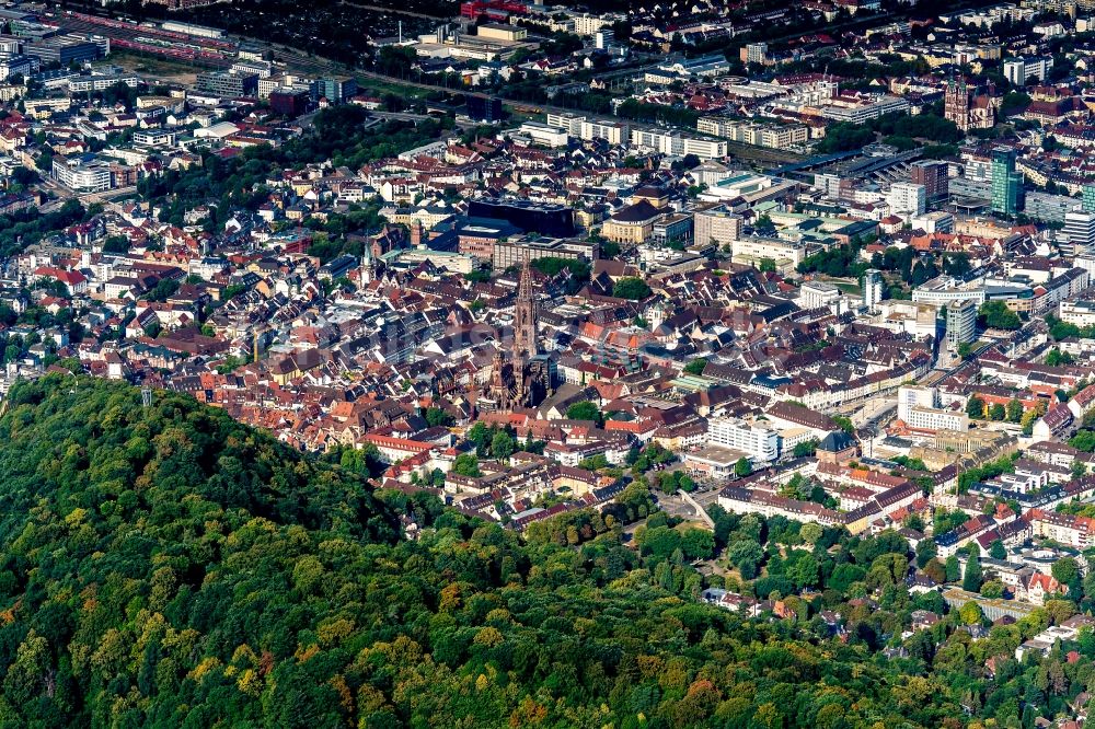 Freiburg im Breisgau von oben - Kirchengebäude Freiburg im Altstadt- Zentrum in Freiburg im Breisgau im Bundesland Baden-Württemberg, Deutschland