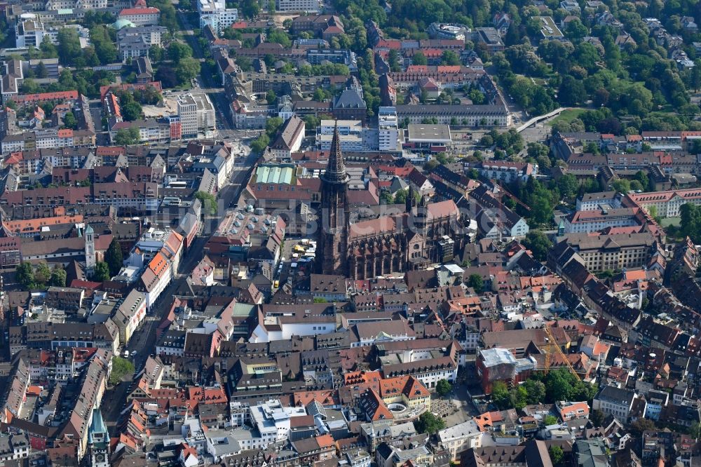 Luftbild Freiburg im Breisgau - Kirchengebäude der Freiburger Münster am Münsterplatz in Freiburg im Breisgau im Bundesland Baden-Württemberg, Deutschland