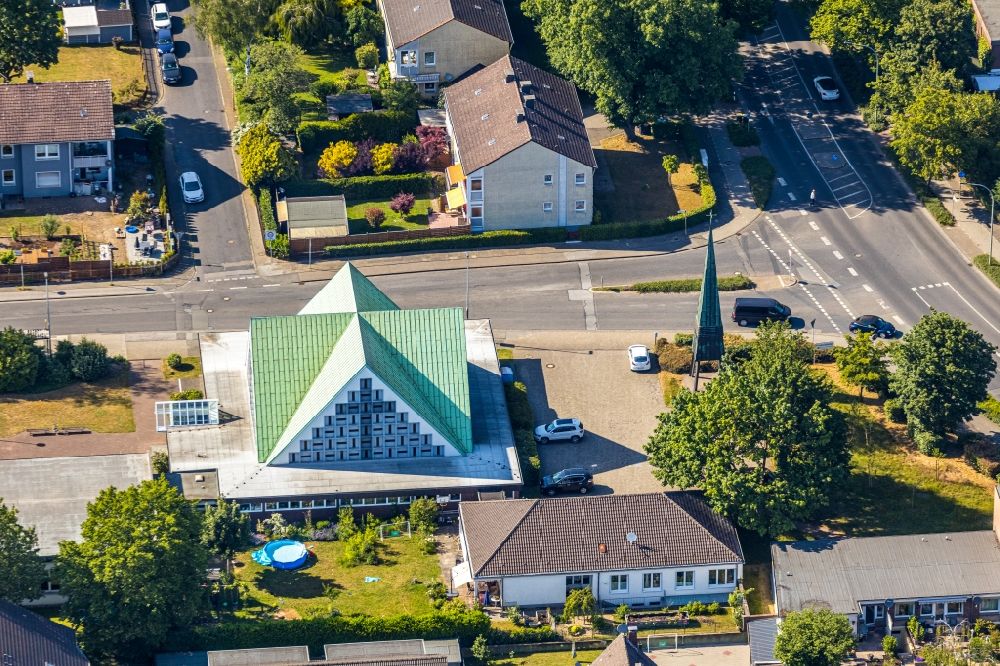 Luftbild Dinslaken - Kirchengebäude Friedenskirche an der Duisburger Straße im Ortsteil Eppinghoven in Dinslaken im Bundesland Nordrhein-Westfalen, Deutschland