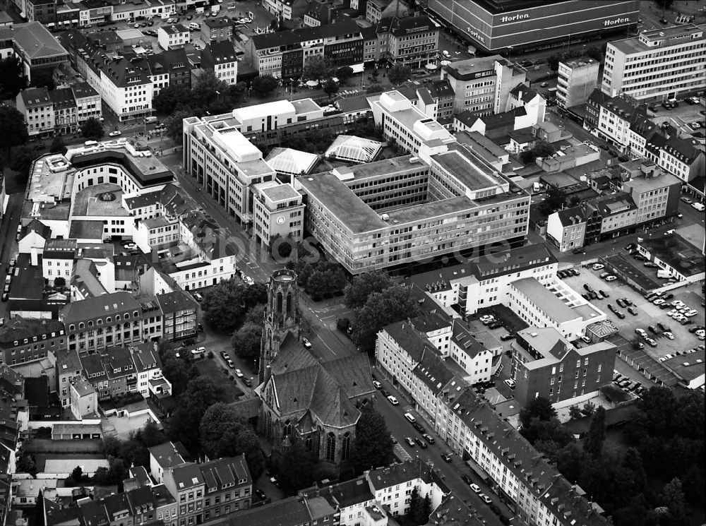 Luftbild Krefeld - Kirchengebäude der Friedenskirche in Krefeld im Bundesland Nordrhein-Westfalen, Deutschland
