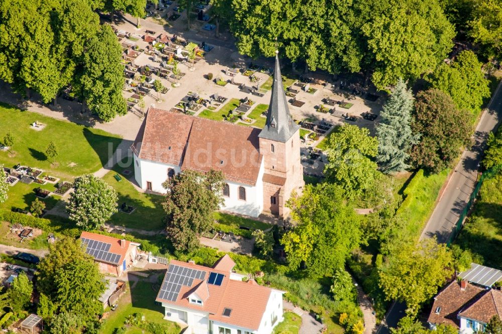 Insheim von oben - Kirchengebäude am Friedhof im Dorfkern in Insheim im Bundesland Rheinland-Pfalz, Deutschland